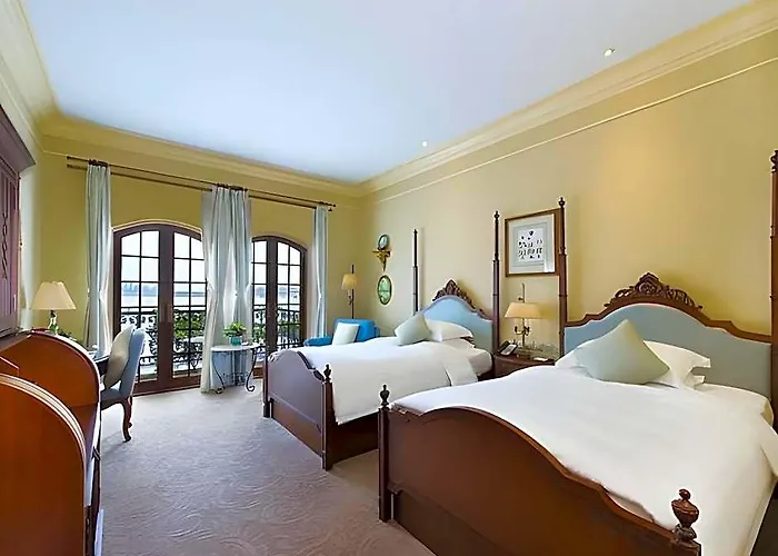 Rocks Hotel
